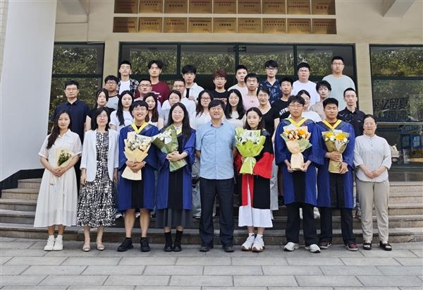 赵学波教授团队2025年毕业合照